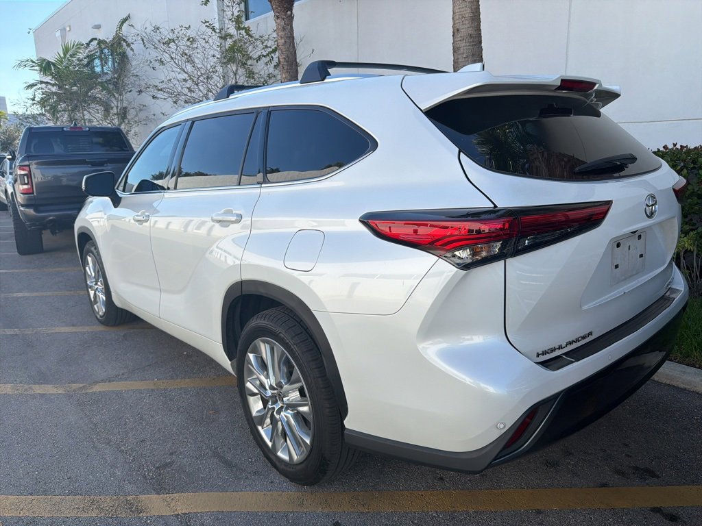 Used 2023 Toyota Highlander L image 10