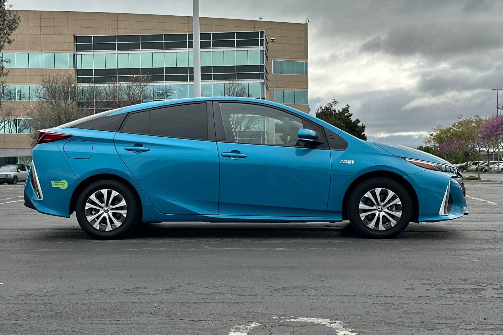 Used 2022 Toyota Prius Prime XLE image 3