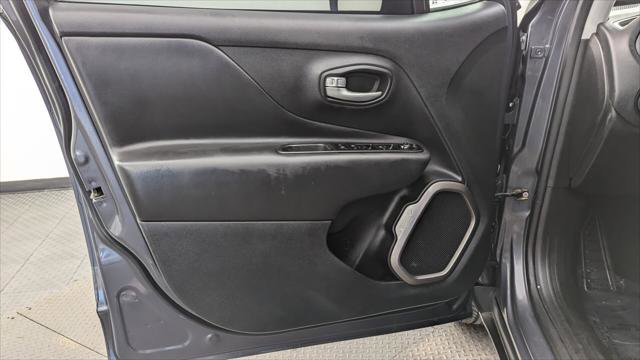 Used 2023 Jeep Renegade Latitude AWD/4WD image 13