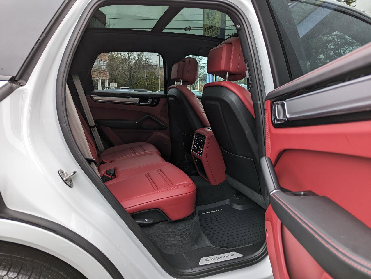 Used 2023 Porsche Cayenne Platinum Edition image 38