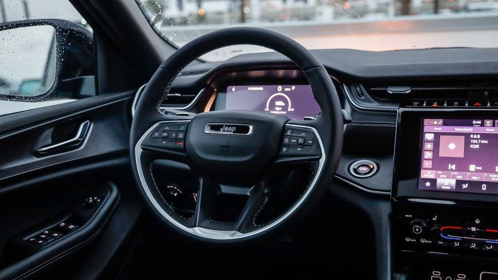 New 2025 Jeep Grand Cherokee Altitude image 16