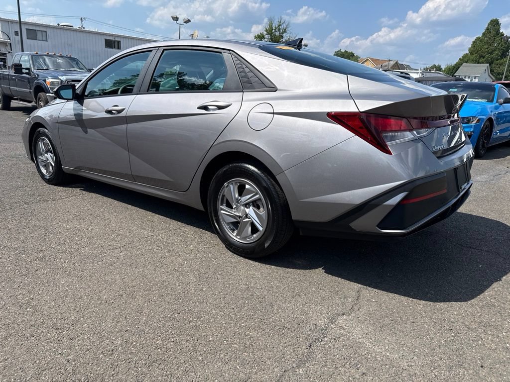 Used 2024 Hyundai Elantra SE FWD image 7