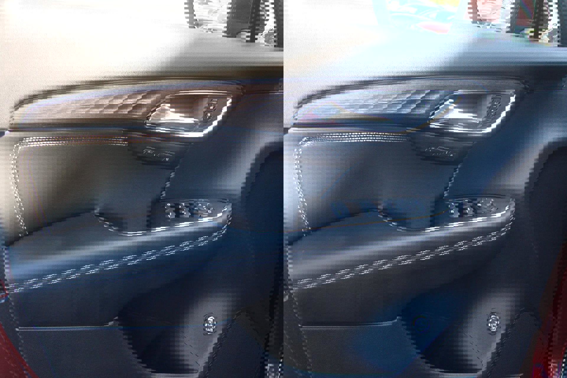 Used 2023 Buick Envision Avenir image 32