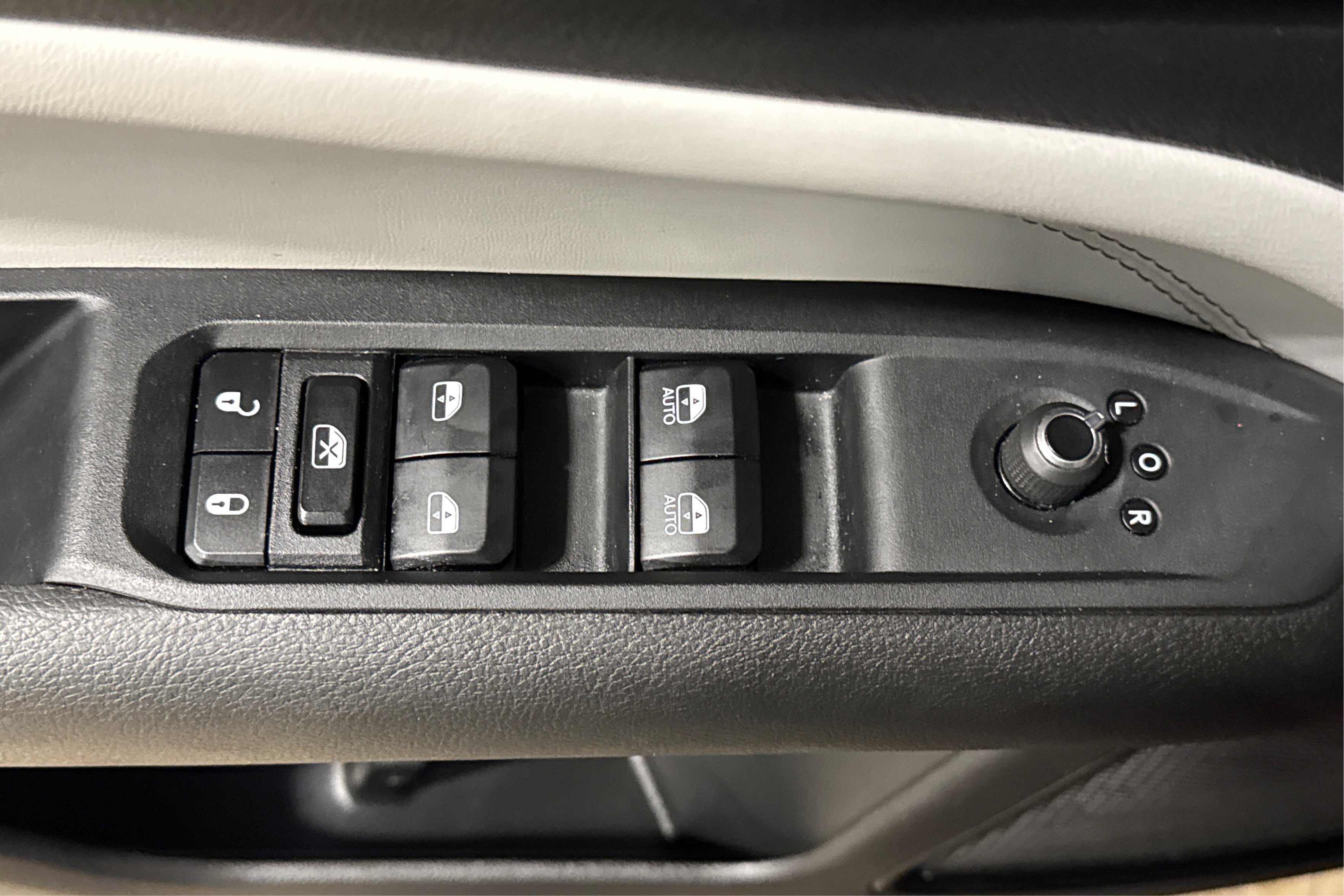 Used 2025 Jeep Compass Limited image 16