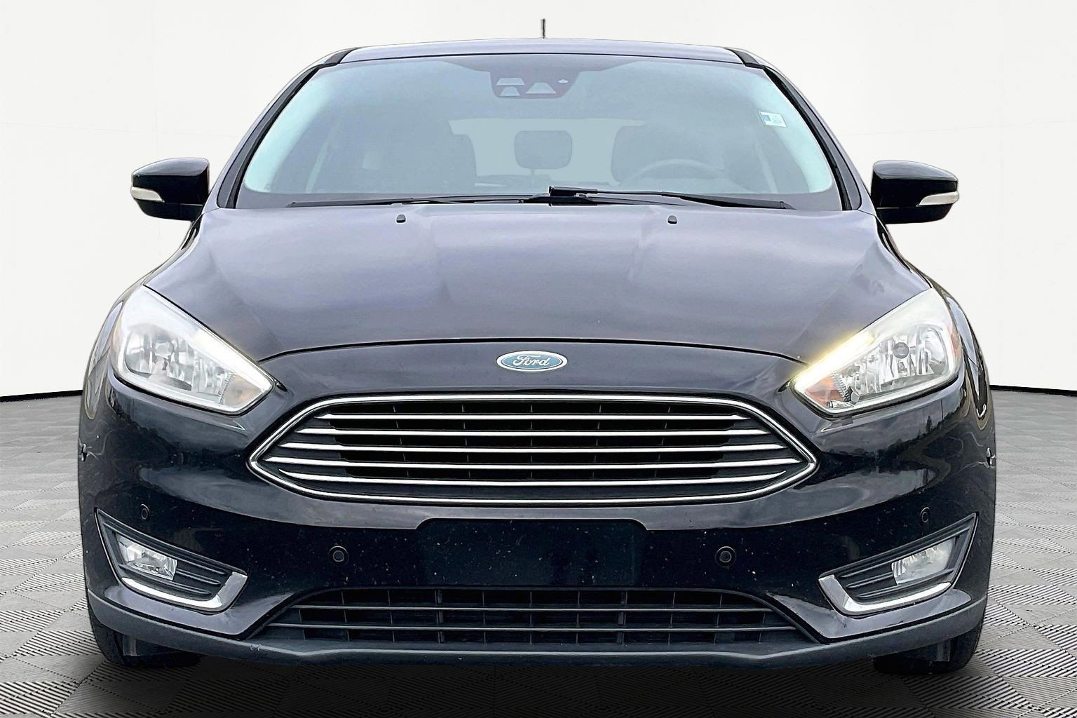 Used 2018 Ford Focus Titanium w/ Titanium Technology Package FWD image 3