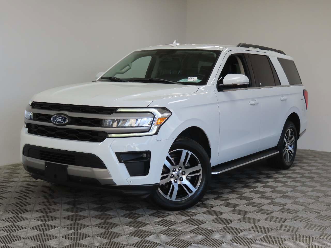 Used 2022 Ford Expedition XLT image 1