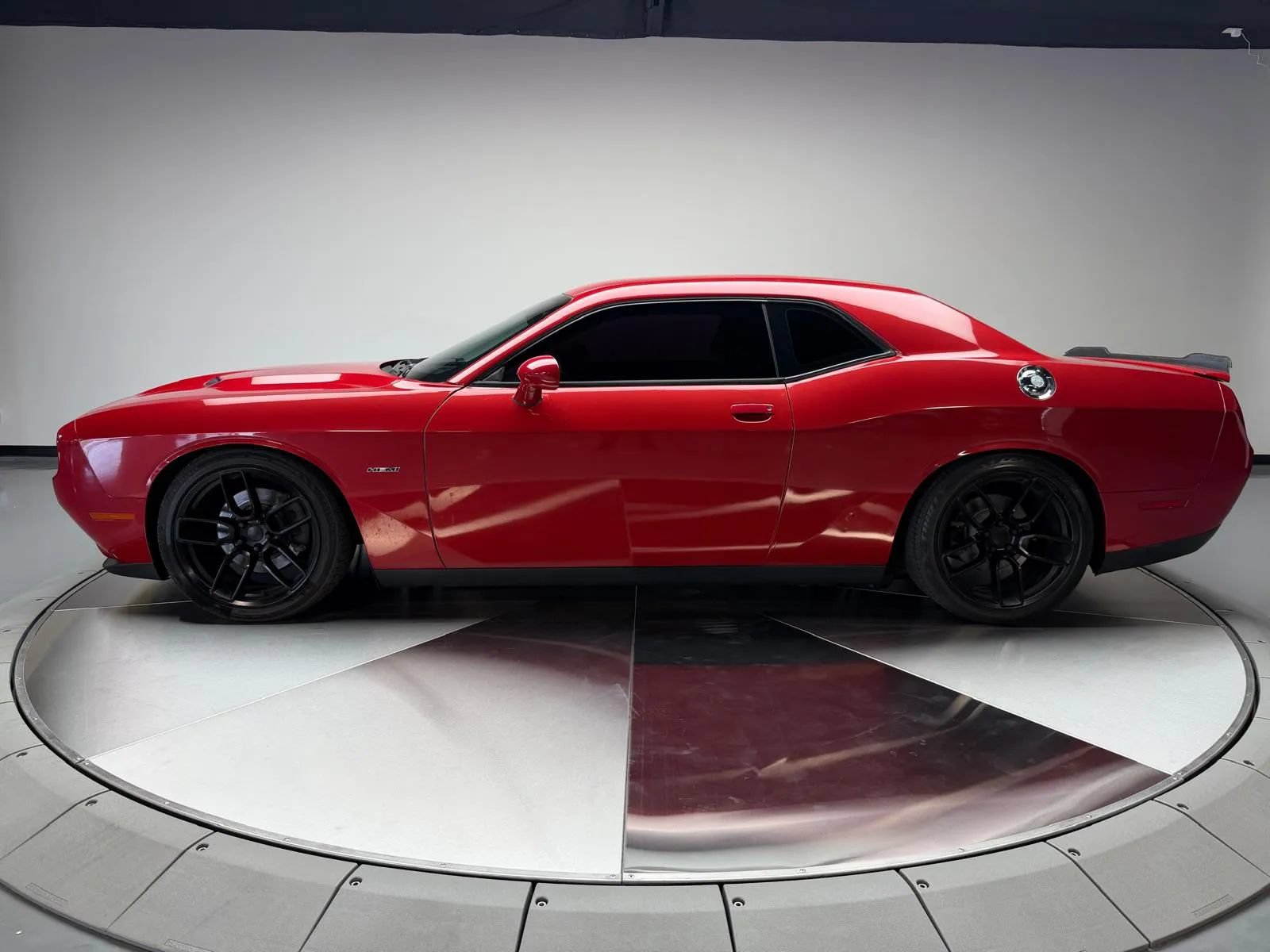 Used 2016 Dodge Challenger R/T RWD image 4
