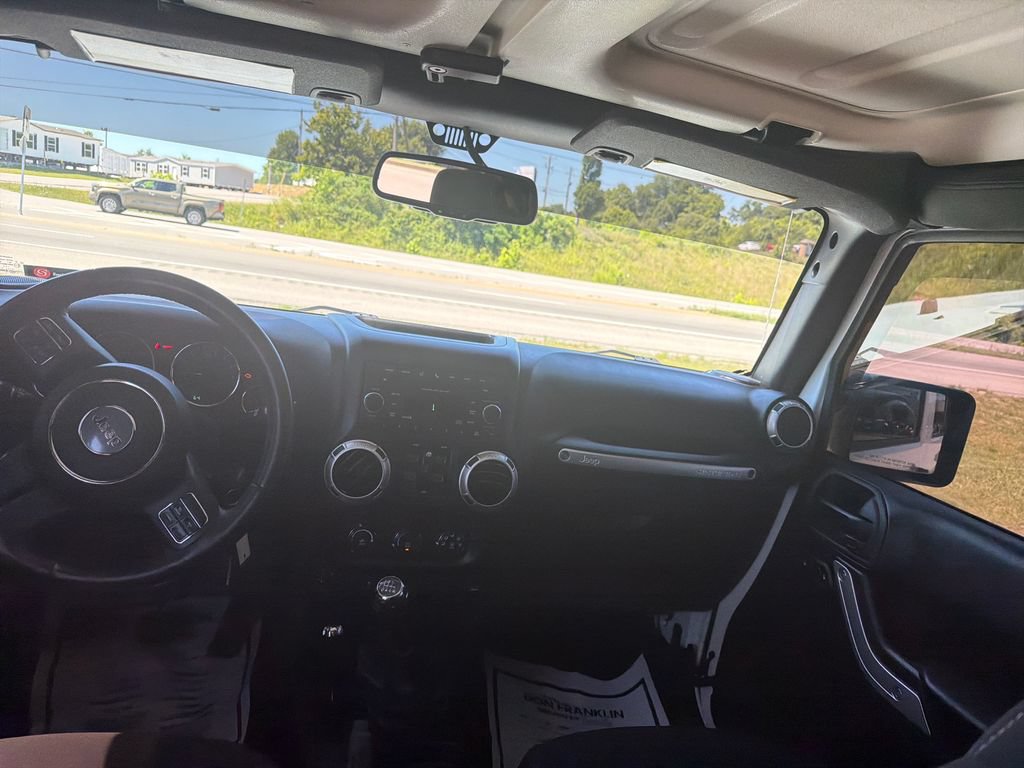 Used 2016 Jeep Wrangler Unlimited Sahara w/ Connectivity Group AWD/4WD image 12