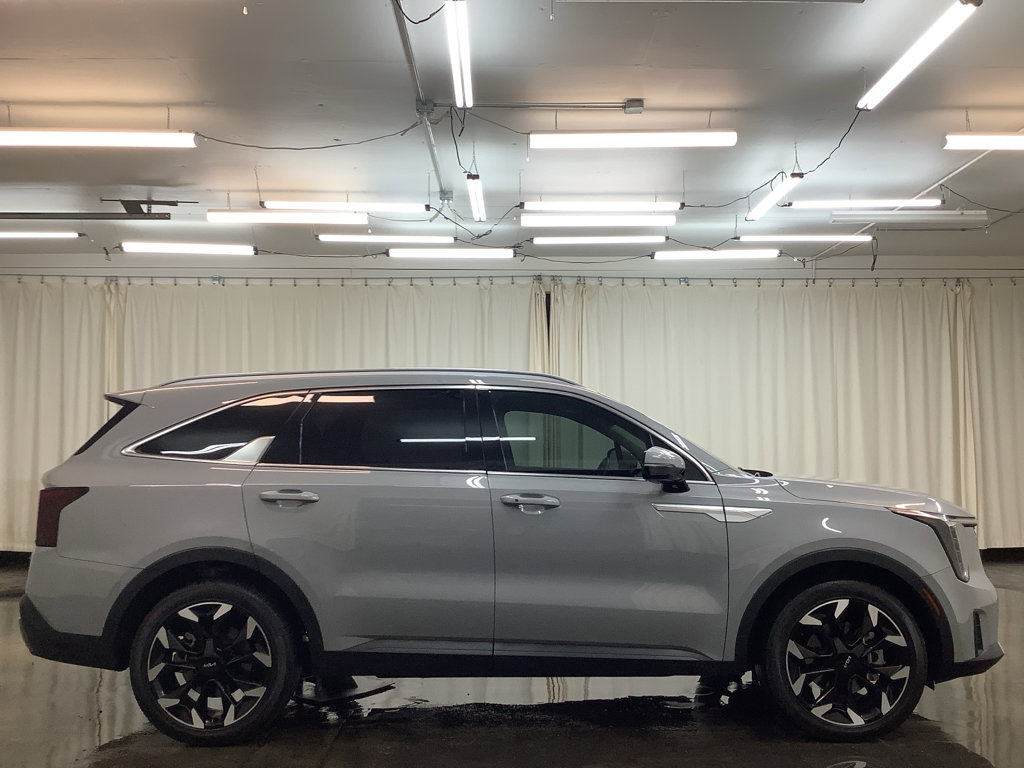 Used 2024 Kia Sorento EX w/ Panoramic Sunroof Package image 5