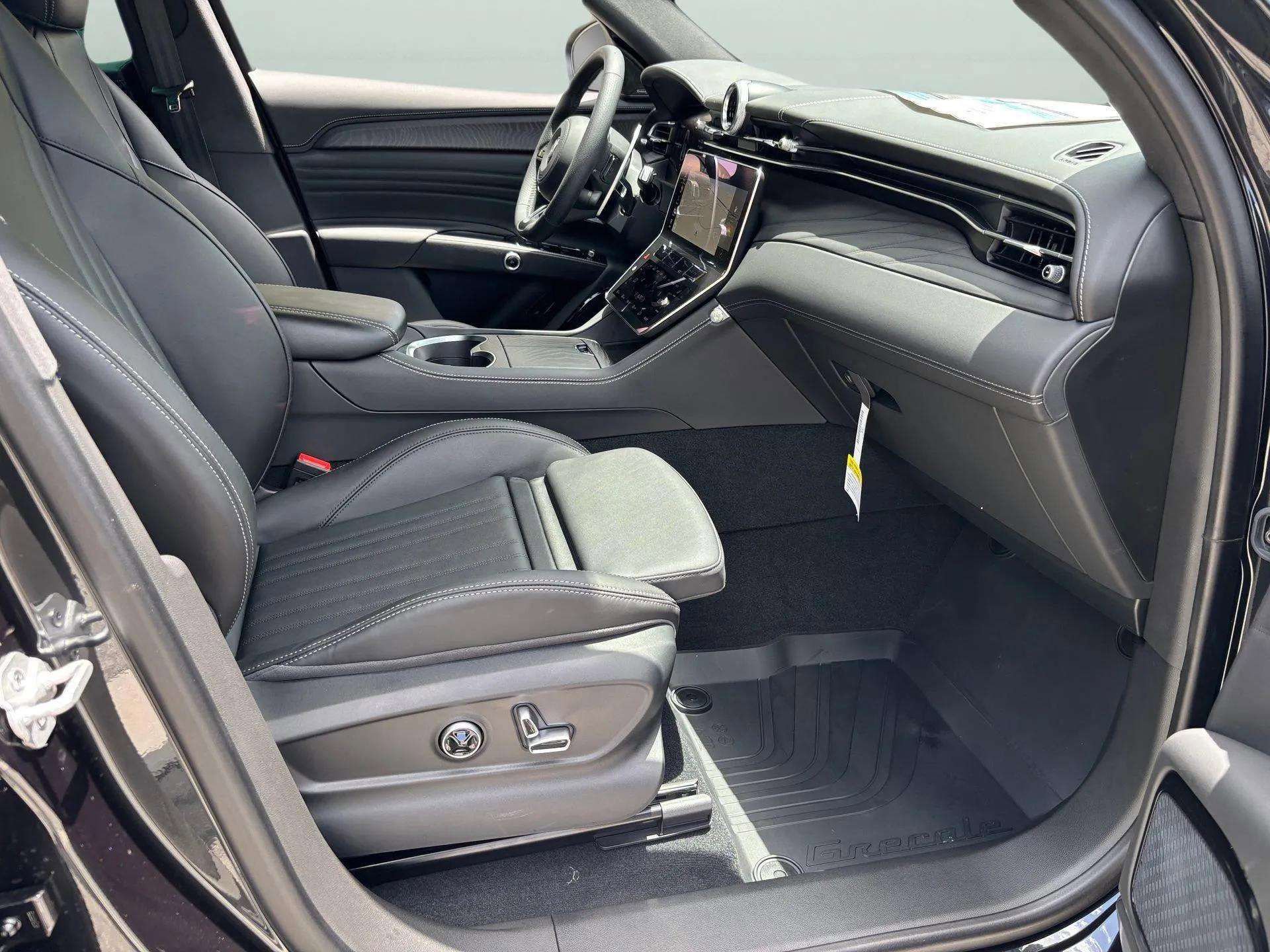 New 2025 Maserati Grecale GT image 23