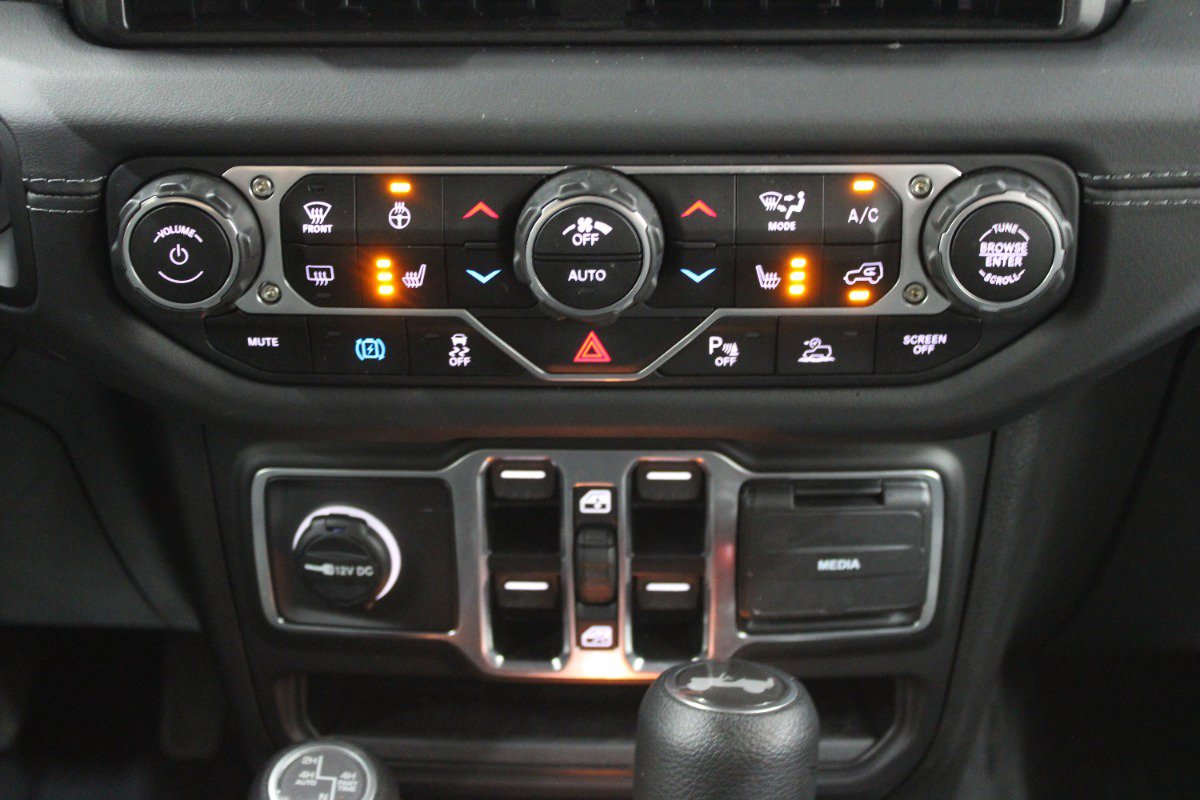 Used 2025 Jeep Wrangler Unlimited Sahara w/ Safety Group image 27