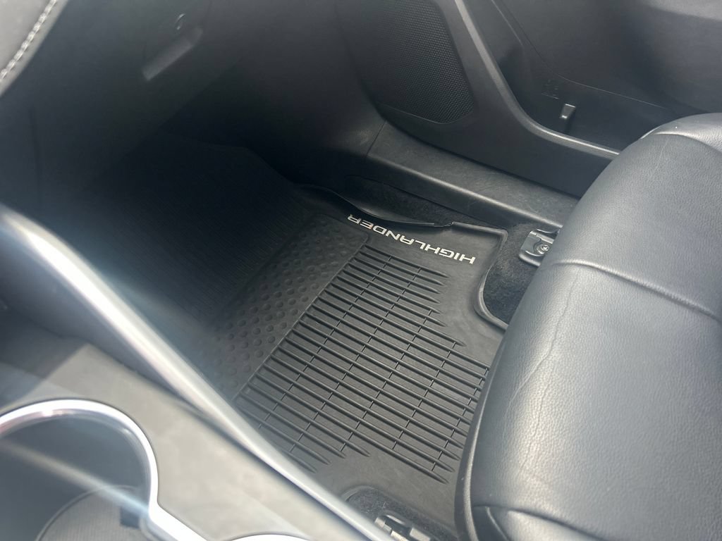 Used 2020 Toyota Highlander XLE AWD/4WD image 25