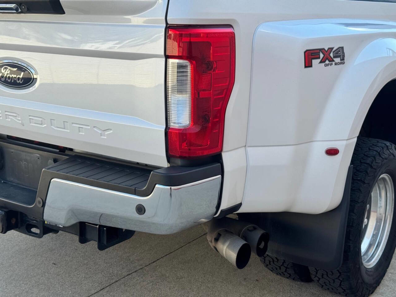 Used 2017 Ford F350 Lariat w/ FX4 Off-Road Package image 37