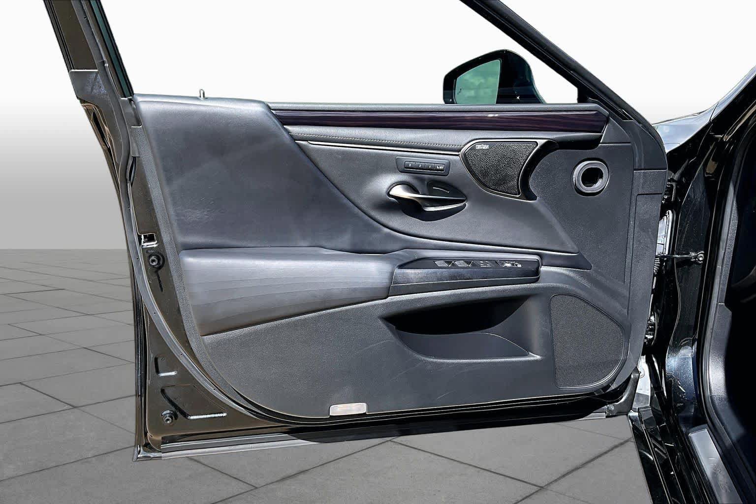 Used 2021 Lexus ES 300h Ultra Luxury w/ Accessory Package 2 FWD image 22
