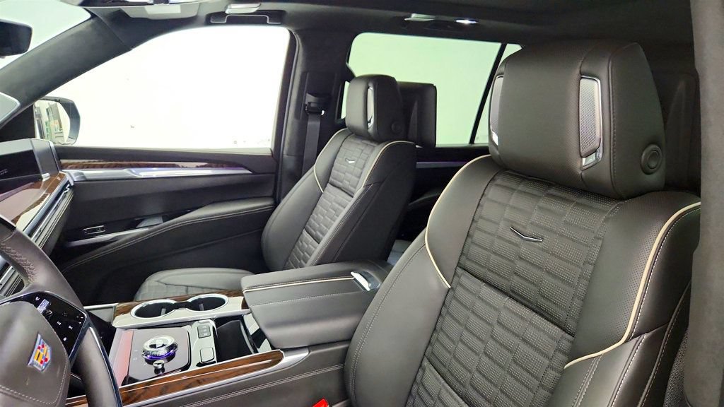 Used 2025 Cadillac Escalade ESV Sport Platinum AWD/4WD image 18