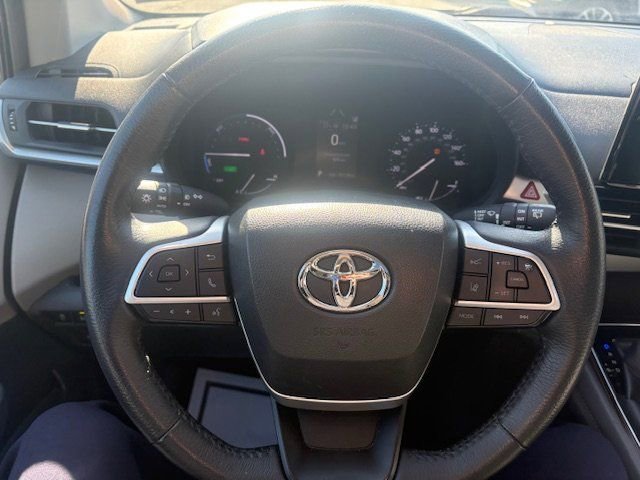 Used 2023 Toyota Sienna XLE image 9