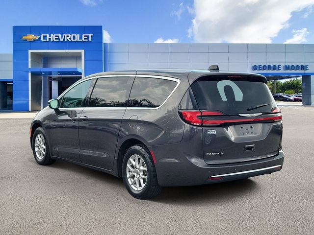 Used 2023 Chrysler Pacifica Touring-L FWD image 3