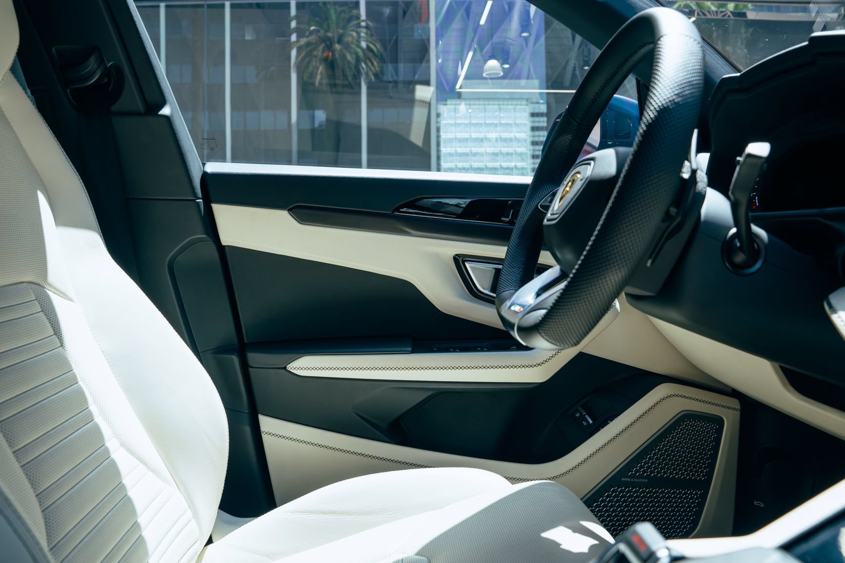 Used 2025 Lamborghini Urus SE AWD/4WD image 8
