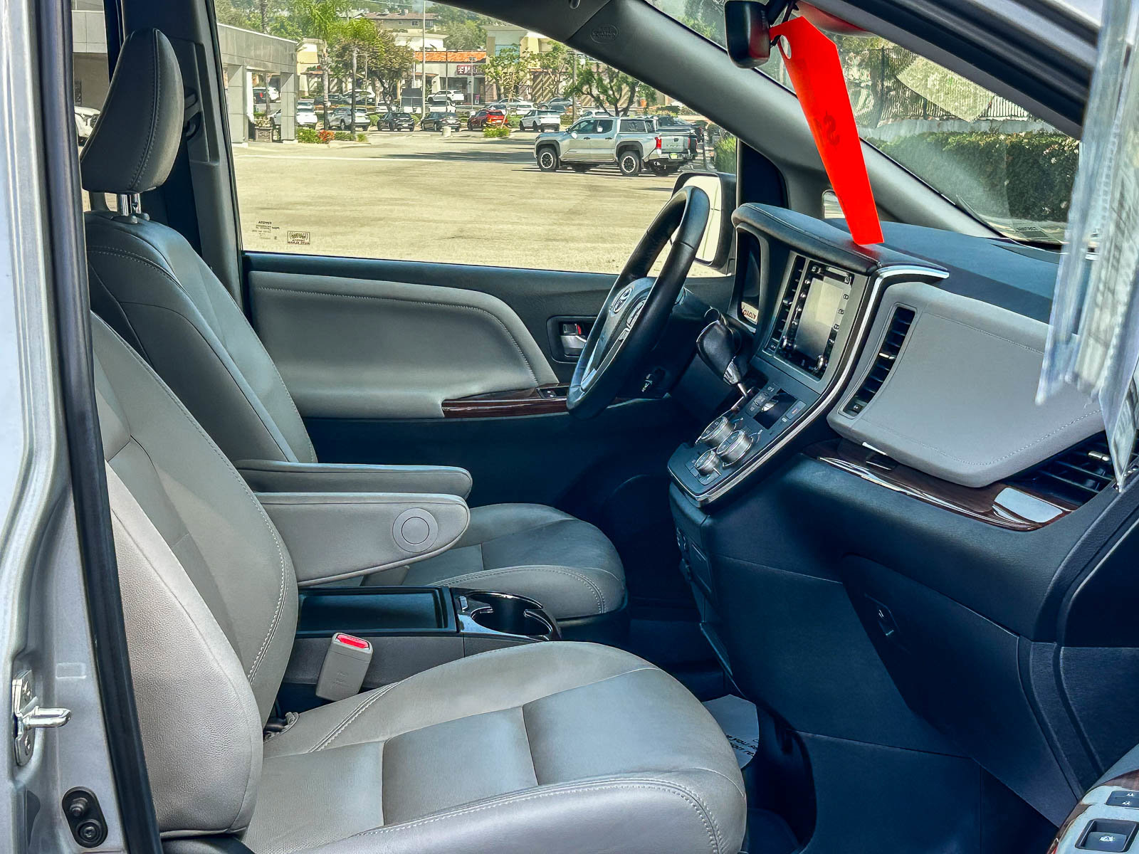 Used 2018 Toyota Sienna Limited w/ Carpet Mat Package image 16