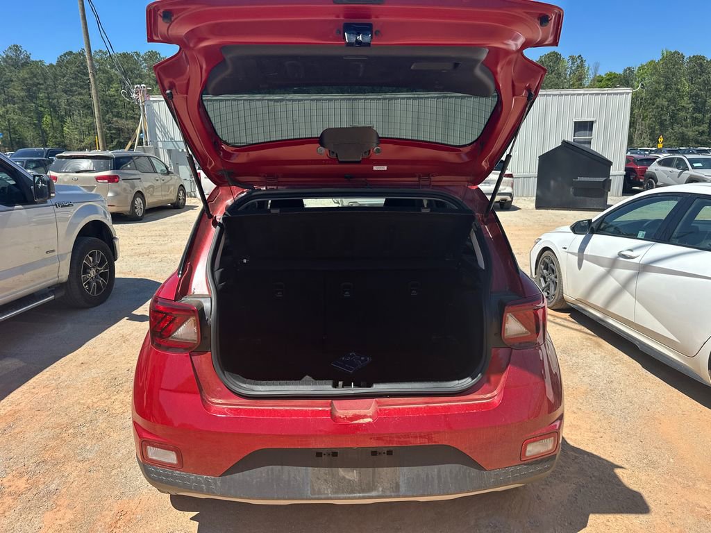 Used 2022 Hyundai Venue Limited image 16