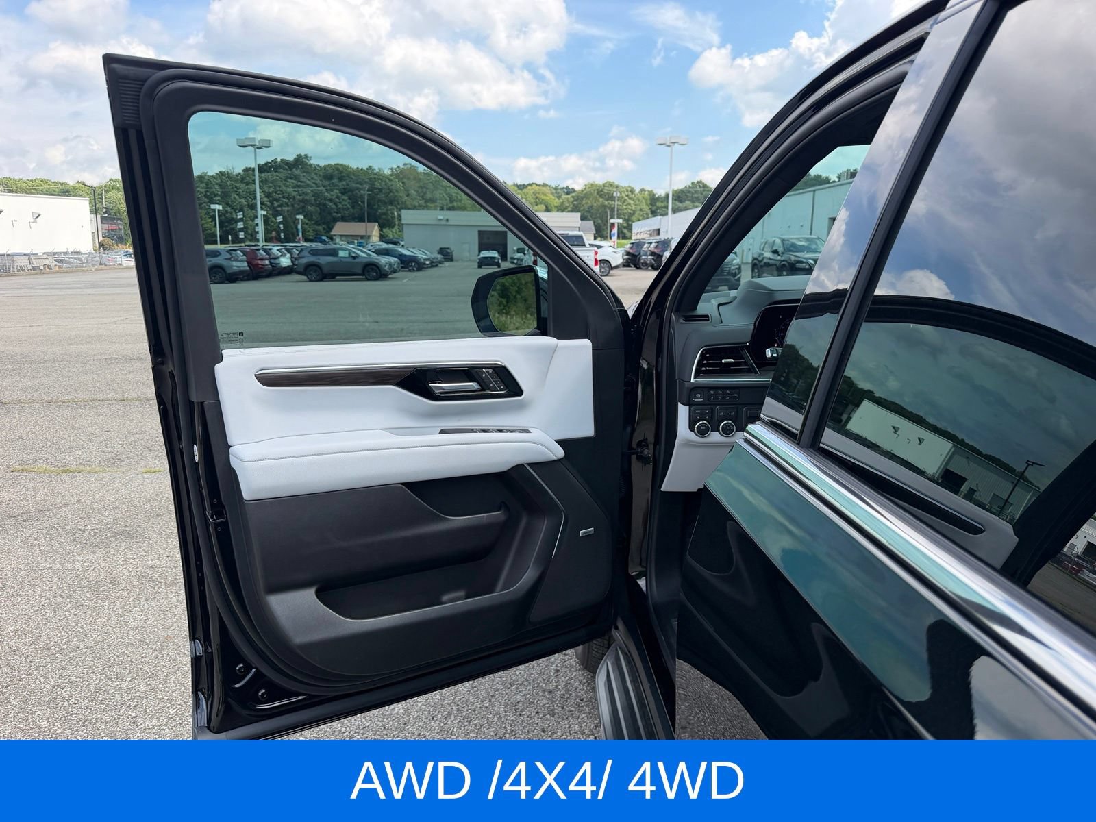 Used 2025 Chevrolet Suburban Premier AWD/4WD image 13