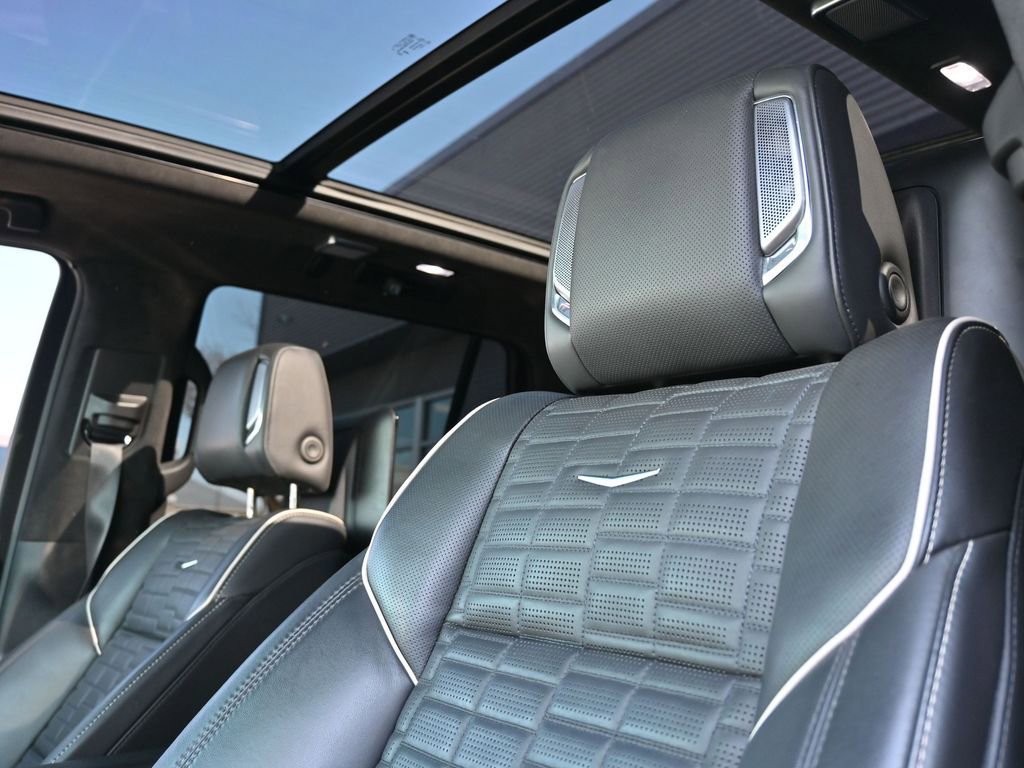 Used 2023 Cadillac Escalade V w/ LPO, ONYX Package image 33
