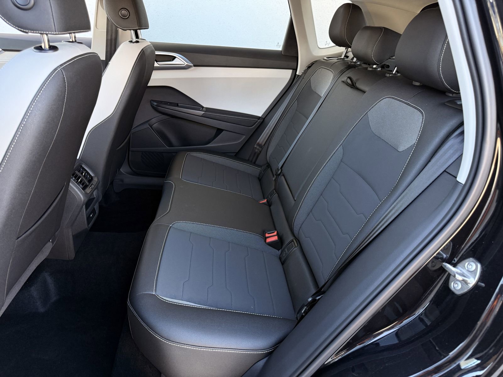 Used 2025 Volkswagen Taos SE image 24