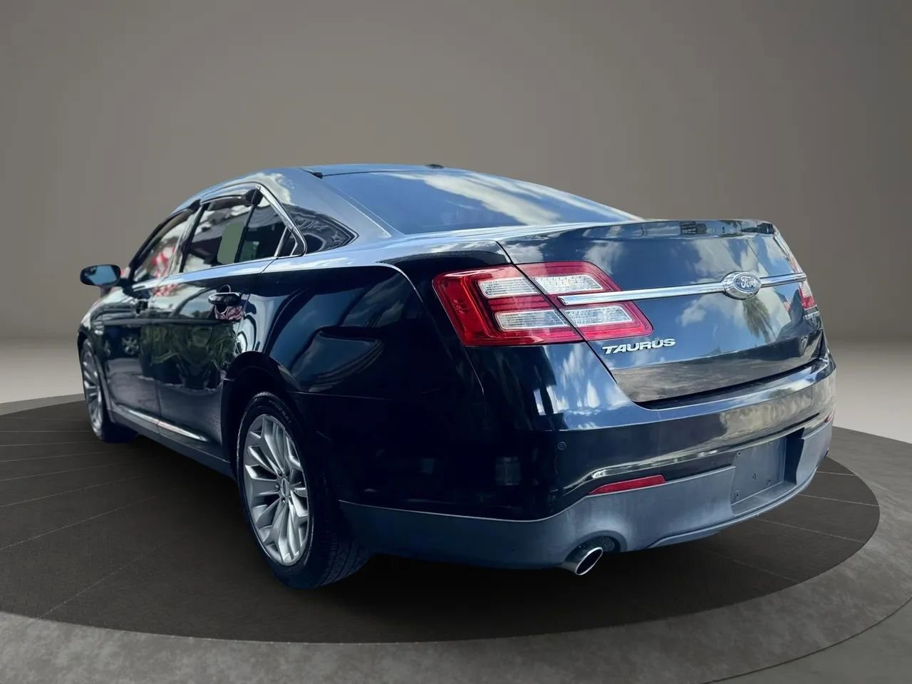 Used 2015 Ford Taurus Limited FWD image 7