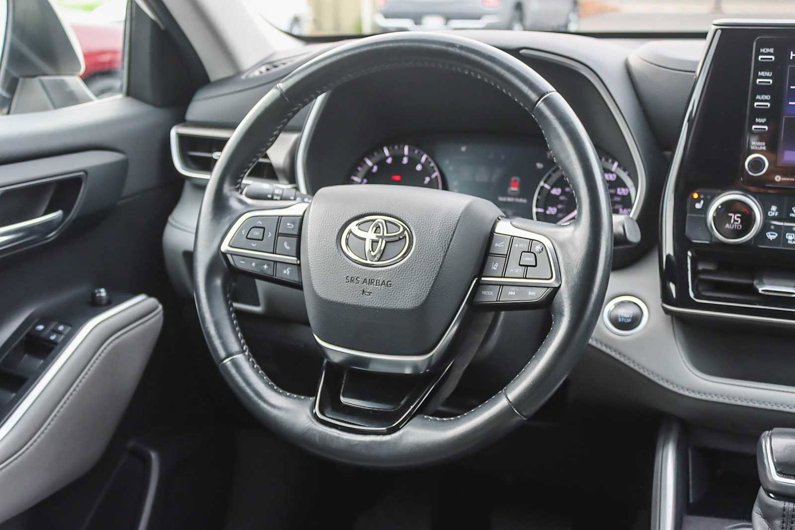 Used 2020 Toyota Highlander XLE image 14