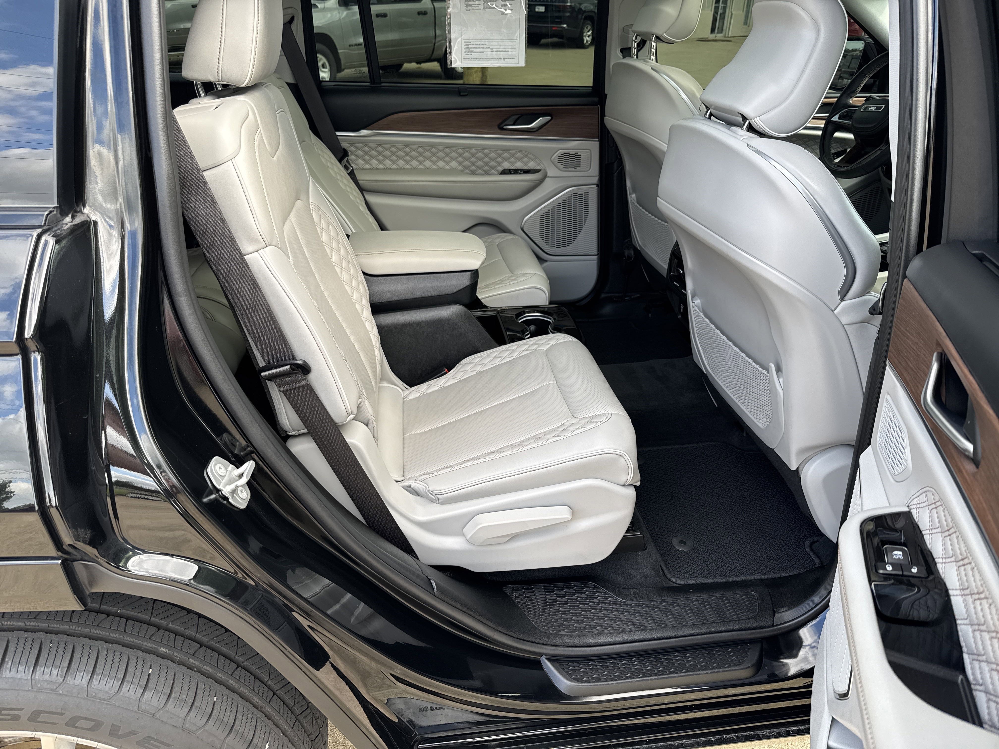 Used 2021 Jeep Grand Cherokee L Summit w/ Luxury Tech Group V image 21