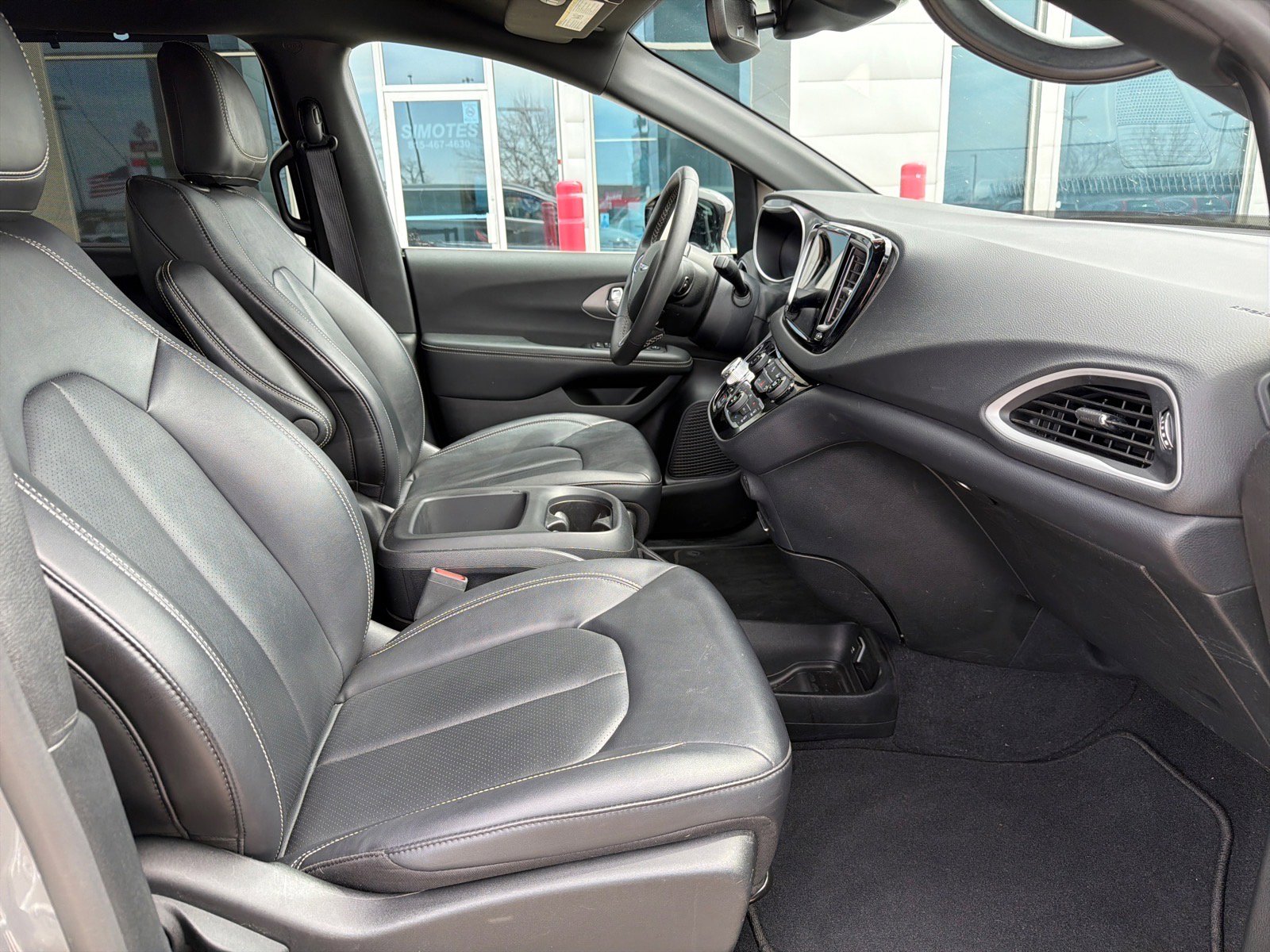 Used 2025 Chrysler Pacifica Select FWD image 32
