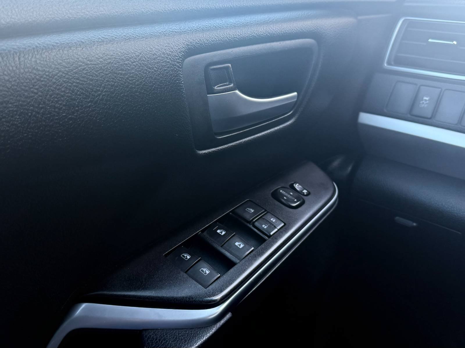 Used 2015 Toyota Camry SE FWD image 22