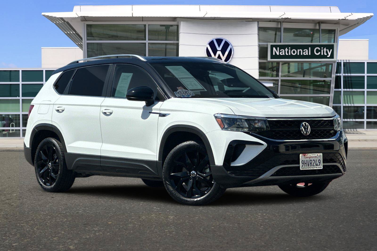 Used 2023 Volkswagen Taos SE w/ Panoramic Sunroof Package FWD image 2