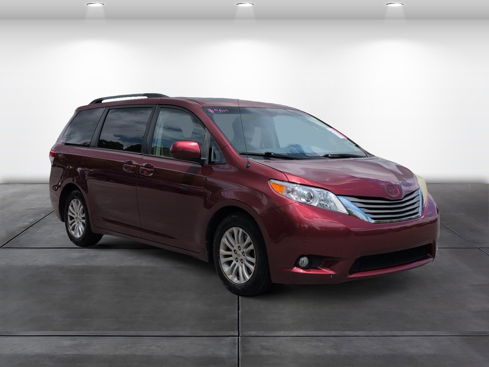 Used 2011 Toyota Sienna XLE w/ Entertainment Pkg FWD image 2