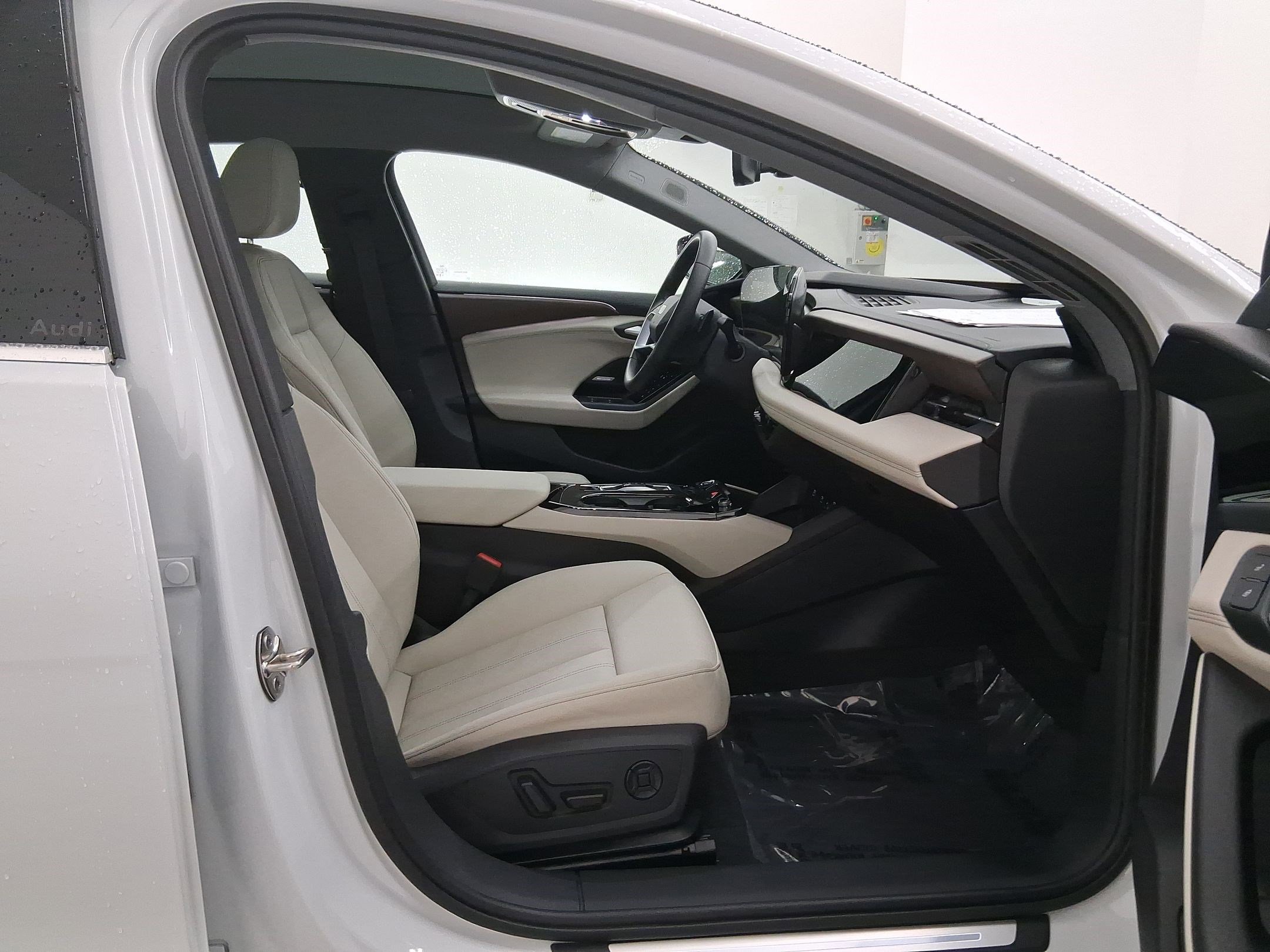 Used 2025 Audi A6 e-tron Premium Plus w/ Premium Plus image 32