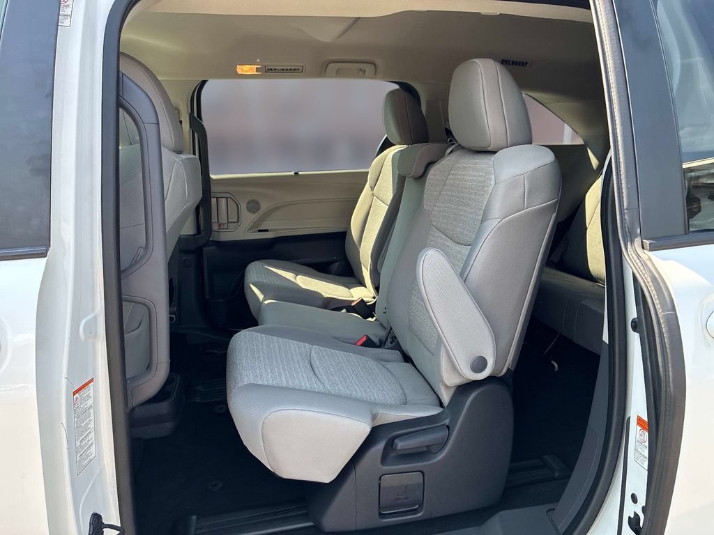 Used 2023 Toyota Sienna LE FWD image 14