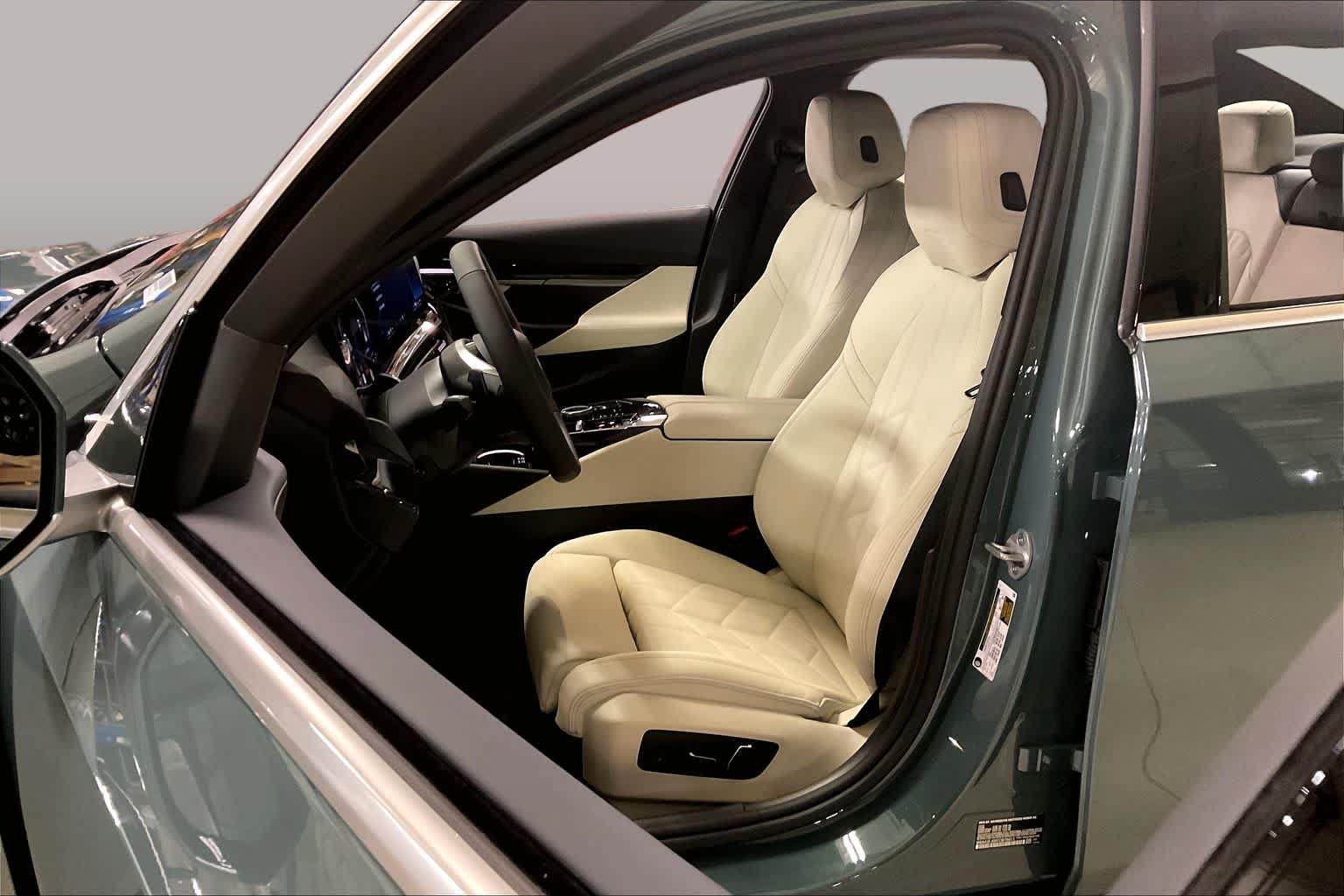 Used 2026 BMW 530i w/ Premium Package RWD image 9