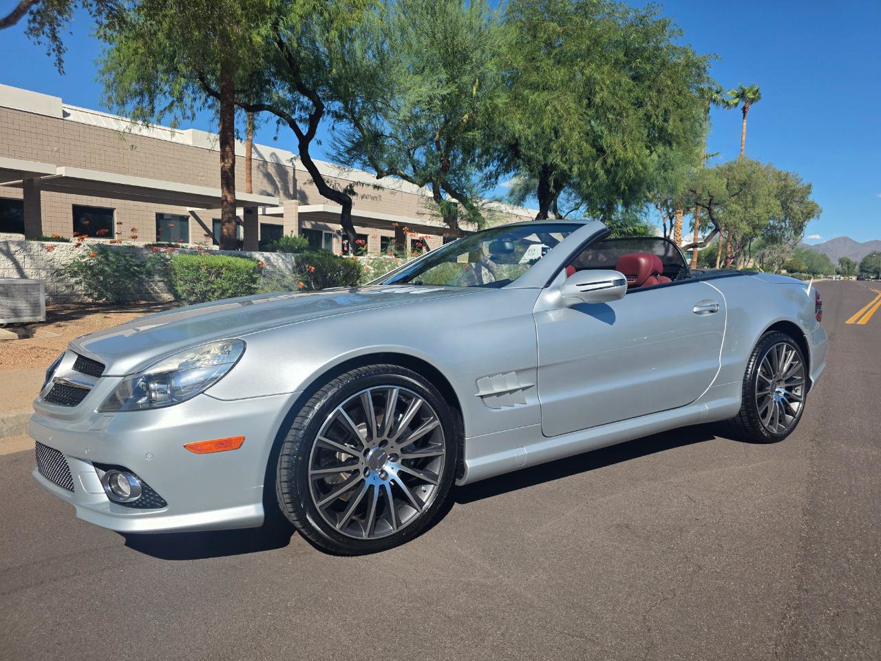 Used 2011 Mercedes-Benz SL 550 w/ Premium I Pkg image 3