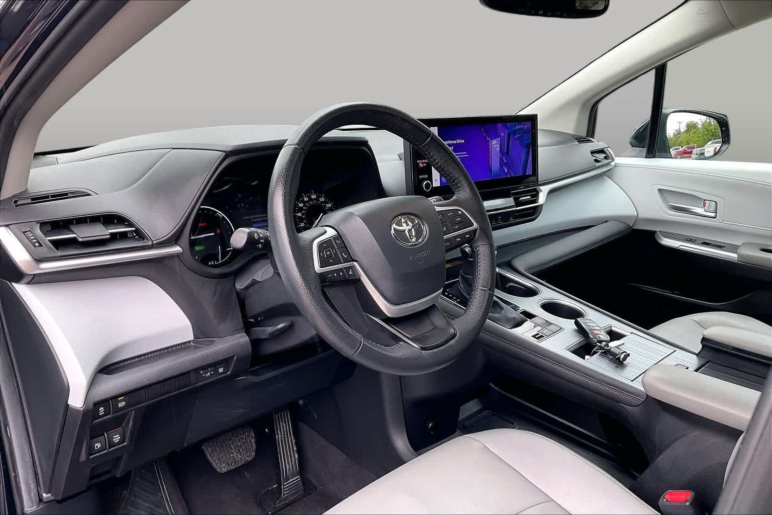 Used 2025 Toyota Sienna XLE FWD image 17