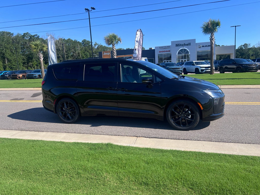 New 2027 Chrysler Pacifica Limited w/ Family Tech Group FWD image 3