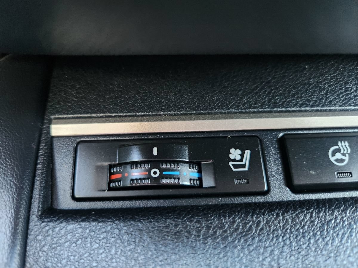 Used 2018 Lexus ES 300h w/ Luxury Package FWD image 17