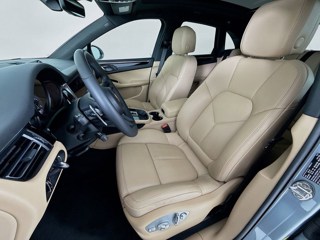Certified 2025 Porsche Macan image 5