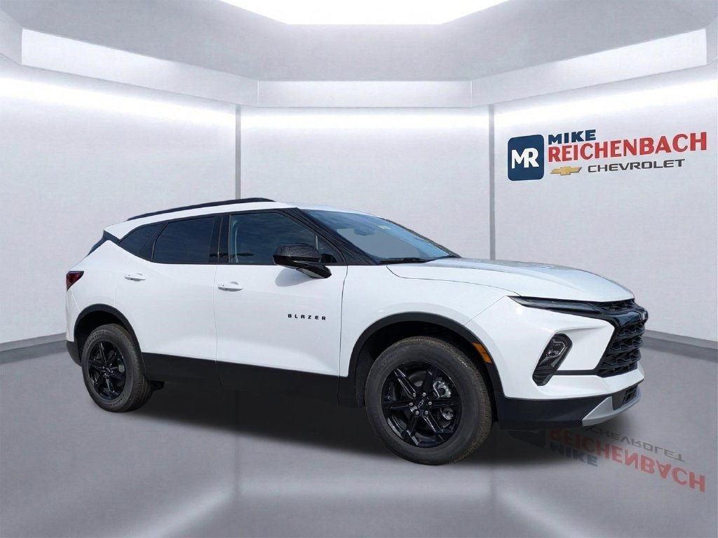 New 2025 Chevrolet Blazer LT w/ Midnight/Sport Edition FWD image 2