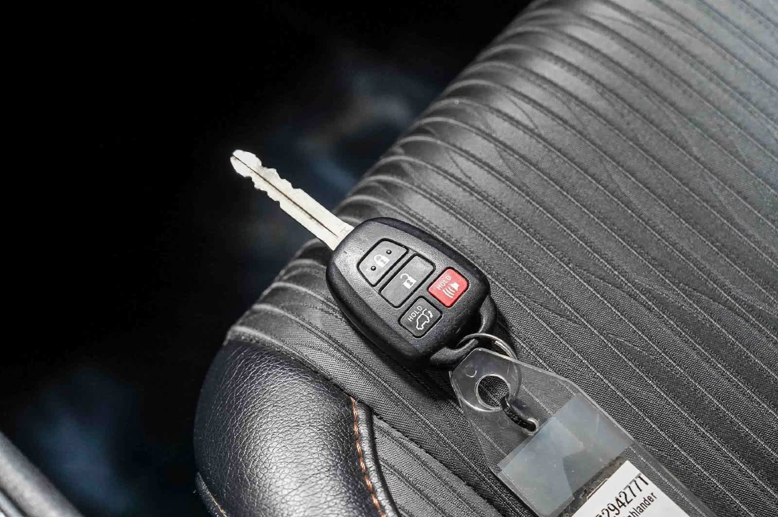 Certified 2019 Toyota Highlander Plus FWD image 28