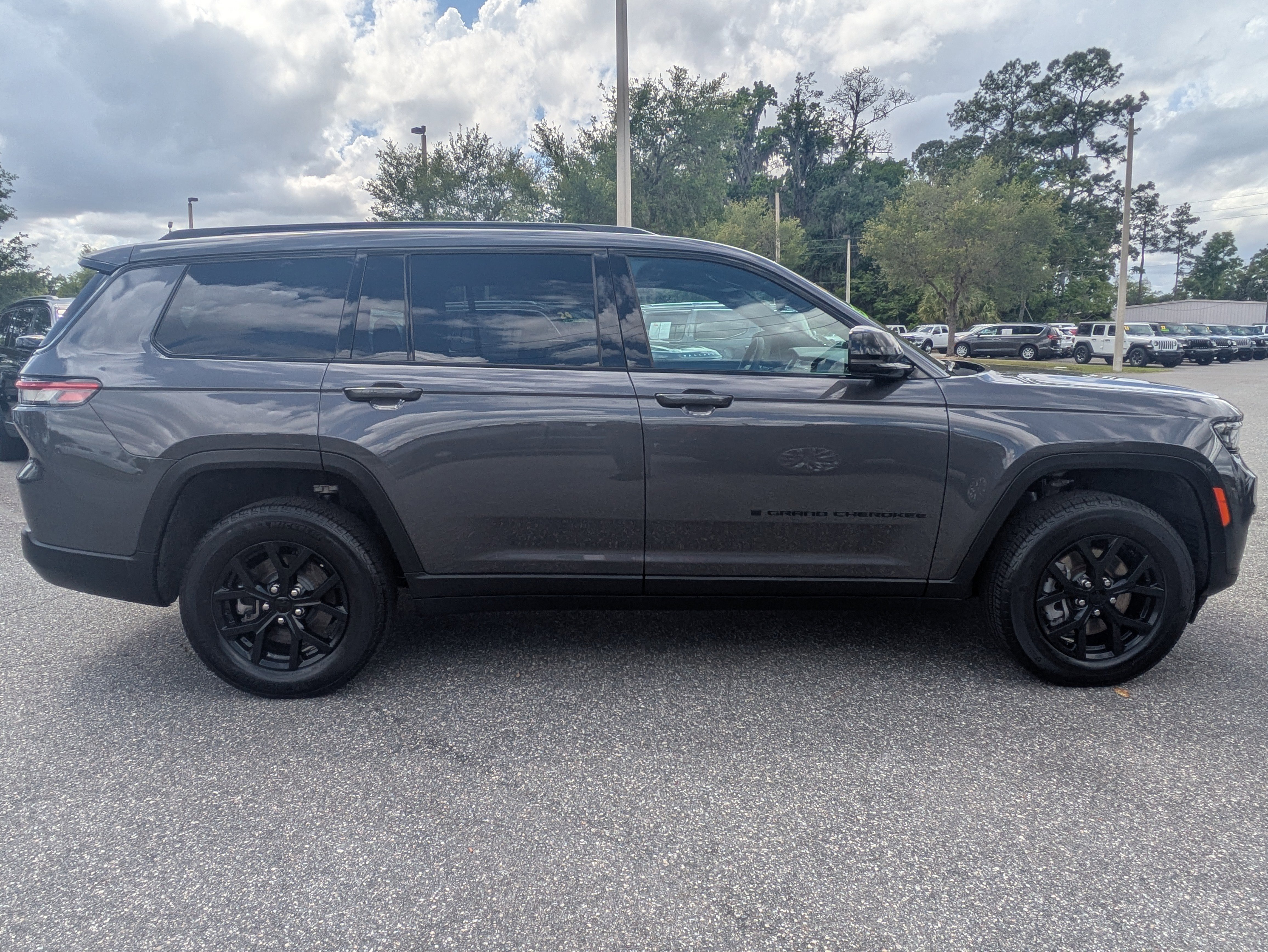 Used 2025 Jeep Grand Cherokee L Altitude AWD/4WD image 3