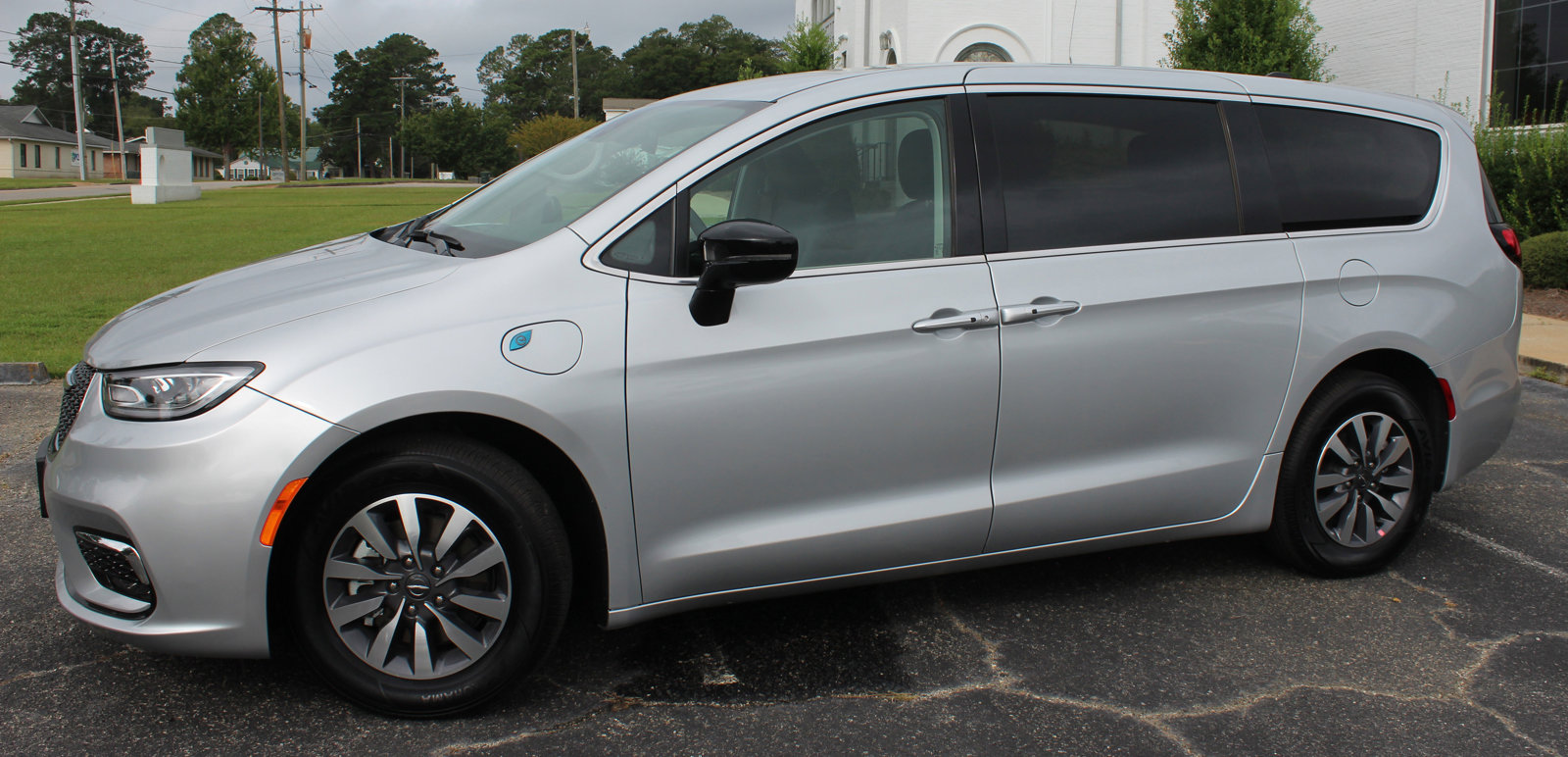 Used 2024 Chrysler Pacifica Select image 2