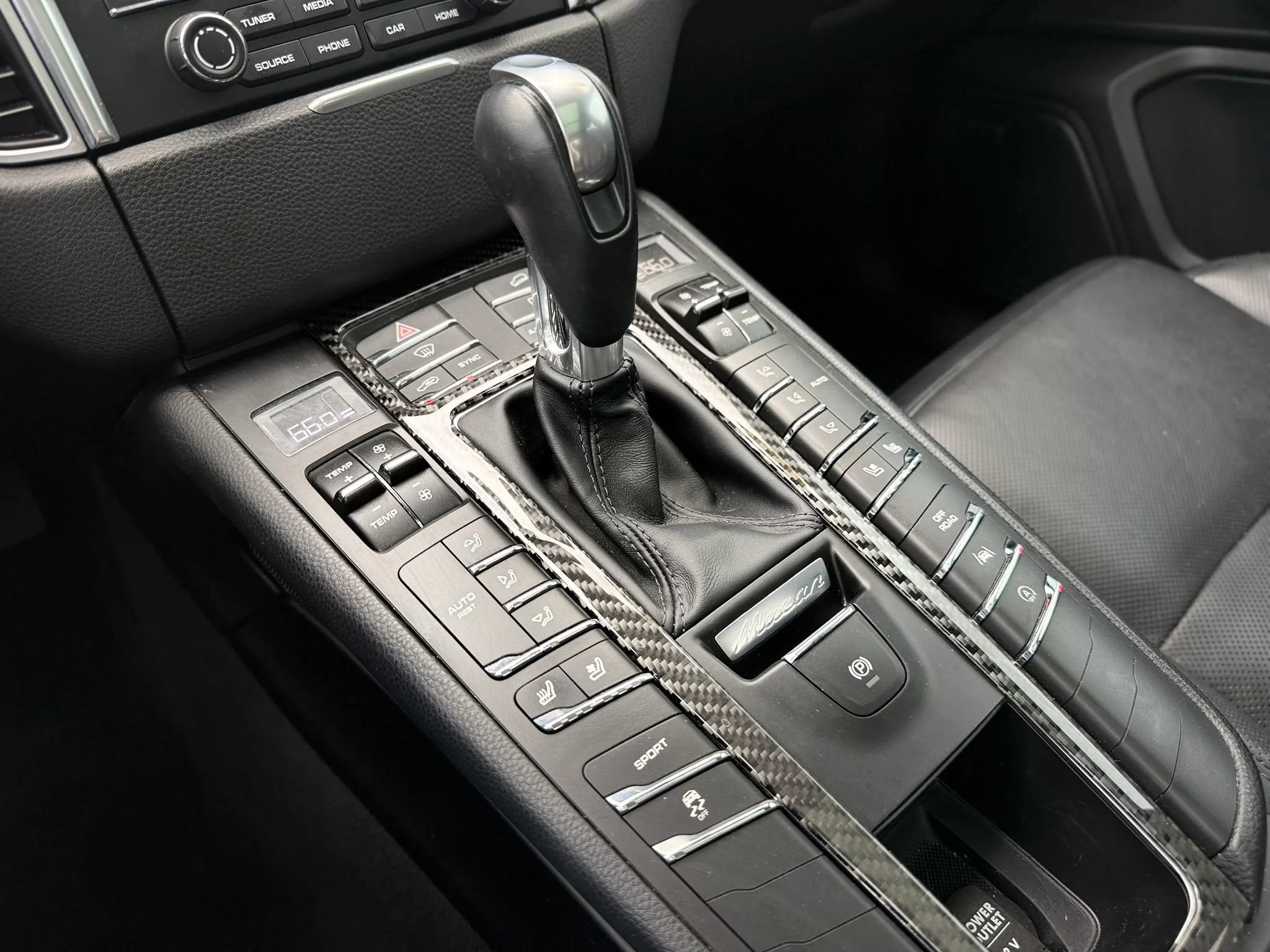 Used 2018 Porsche Macan Sport Edition AWD/4WD image 39