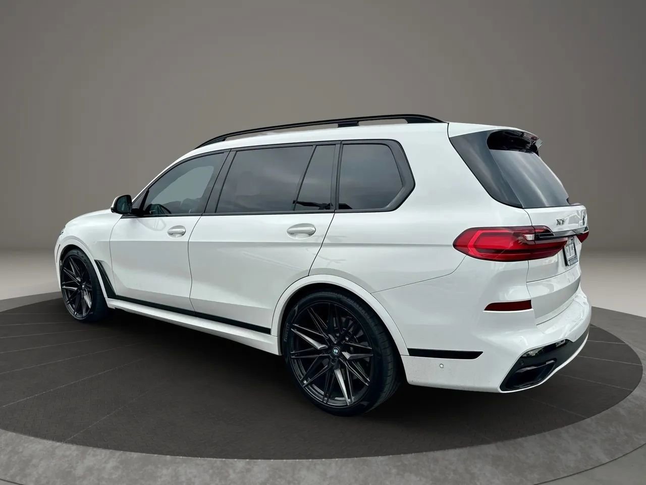 Used 2021 BMW X7 M50i w/ Dynamic Handling Package image 3