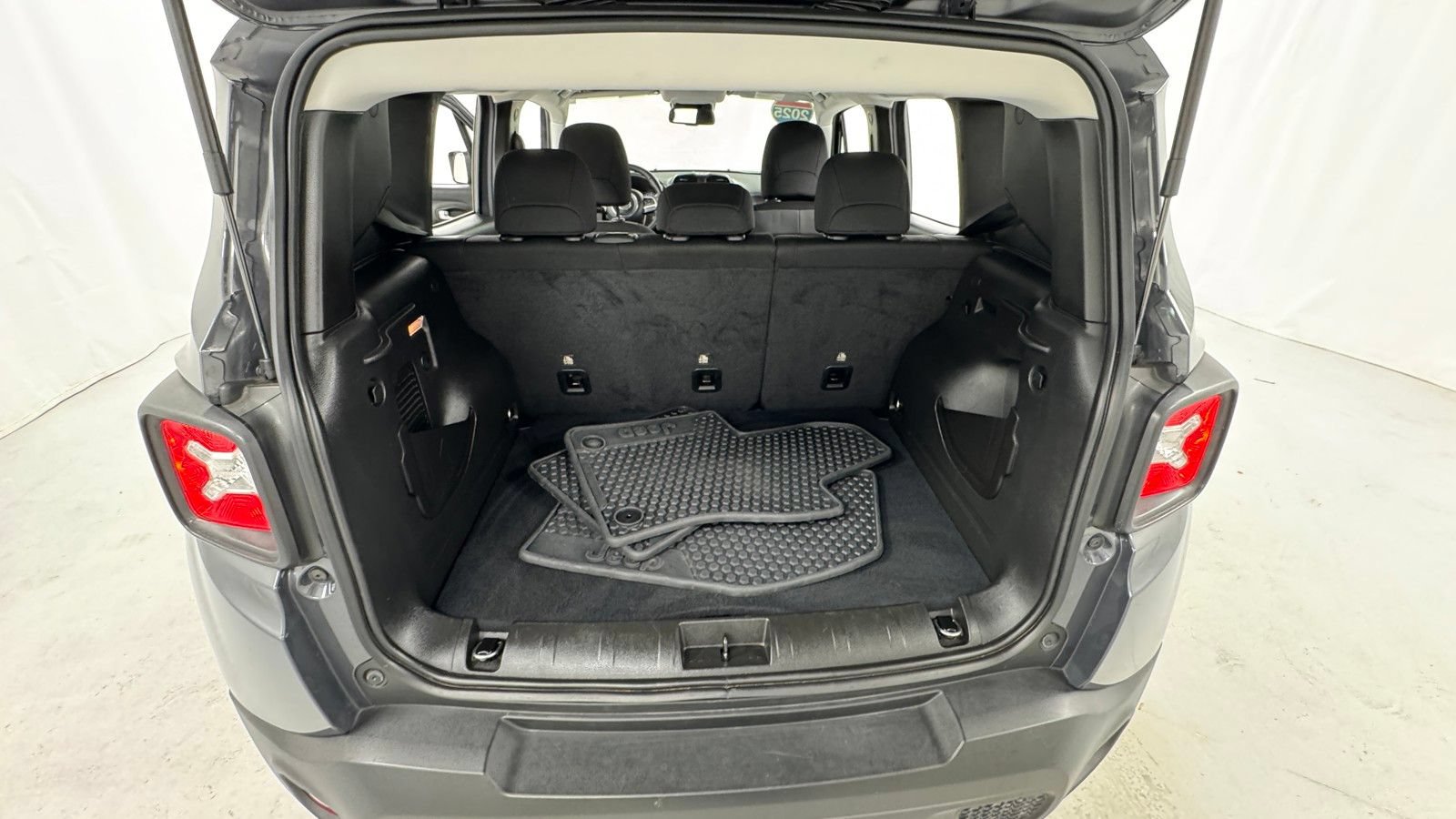 Used 2023 Jeep Renegade Latitude w/ Premium Group AWD/4WD image 15