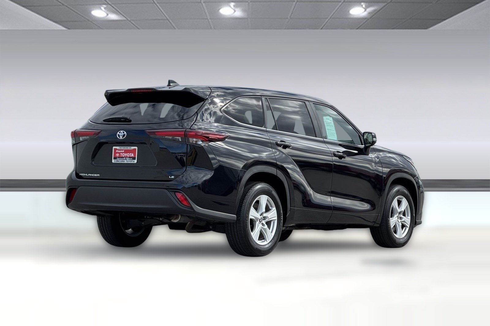 Used 2025 Toyota Highlander LE FWD image 8